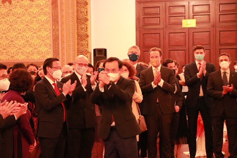 Giám đốc AmCham: Việt Nam sẽ vươn lên mạnh mẽ trong năm 2022 nhờ tỉ lệ tiêm chủng - Ảnh 1. Giám đốc AmCham: Việt Nam sẽ vươn lên mạnh mẽ trong năm 2022 nhờ tỉ lệ tiêm chủng - Ảnh 1.