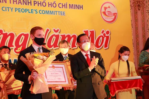 Giám đốc AmCham: Việt Nam sẽ vươn lên mạnh mẽ trong năm 2022 nhờ tỉ lệ tiêm chủng - Ảnh 4. Giám đốc AmCham: Việt Nam sẽ vươn lên mạnh mẽ trong năm 2022 nhờ tỉ lệ tiêm chủng - Ảnh 4.