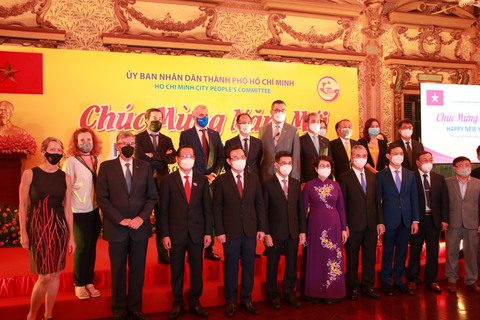 Giám đốc AmCham: Việt Nam sẽ vươn lên mạnh mẽ trong năm 2022 nhờ tỉ lệ tiêm chủng - Ảnh 3. Giám đốc AmCham: Việt Nam sẽ vươn lên mạnh mẽ trong năm 2022 nhờ tỉ lệ tiêm chủng - Ảnh 3.