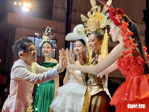 Đỗ Thị Hà hóa thành nàng thơ của Tạ Linh Nhân ngay sau khi về Việt Nam - Ảnh 7. Đỗ Thị Hà hóa thành nàng thơ của Tạ Linh Nhân ngay sau khi về Việt Nam - Ảnh 7.