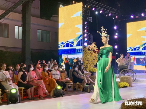 Đỗ Thị Hà hóa thành nàng thơ của Tạ Linh Nhân ngay sau khi về Việt Nam - Ảnh 5. Đỗ Thị Hà hóa thành nàng thơ của Tạ Linh Nhân ngay sau khi về Việt Nam - Ảnh 5.