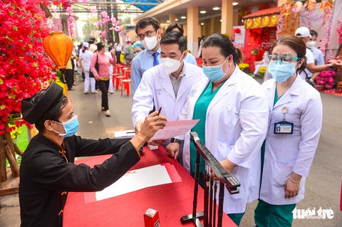 Đường hoa xuân cho bệnh nhân ở Bệnh viện Chợ Rẫy - Ảnh 6. Đường hoa xuân cho bệnh nhân ở Bệnh viện Chợ Rẫy - Ảnh 6.