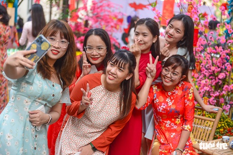 Đường hoa xuân cho bệnh nhân ở Bệnh viện Chợ Rẫy - Ảnh 8. Đường hoa xuân cho bệnh nhân ở Bệnh viện Chợ Rẫy - Ảnh 8.