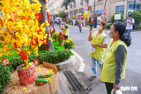 Đường hoa xuân cho bệnh nhân ở Bệnh viện Chợ Rẫy - Ảnh 11. Đường hoa xuân cho bệnh nhân ở Bệnh viện Chợ Rẫy - Ảnh 11.