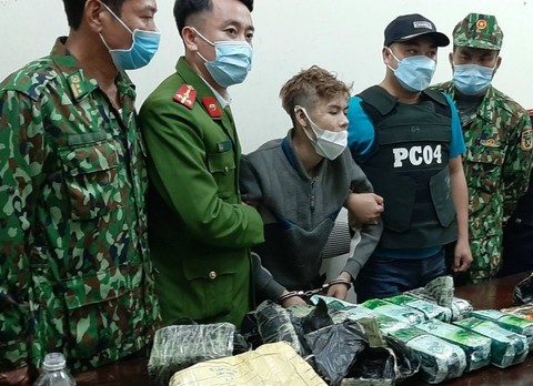 Bị vây bắt khi đang vận chuyển ma túy, nghi phạm lao xe vào lực lượng chức năng - Ảnh 1. Bị vây bắt khi đang vận chuyển ma túy, nghi phạm lao xe vào lực lượng chức năng - Ảnh 1.