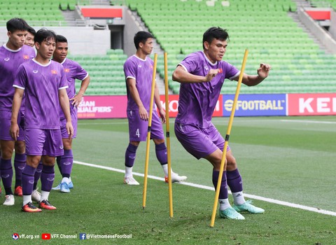 Tuyển Việt Nam tập thử sân chính, loại 1 cầu thủ trước ngày đấu Úc - Ảnh 2. Tuyển Việt Nam tập thử sân chính, loại 1 cầu thủ trước ngày đấu Úc - Ảnh 2.