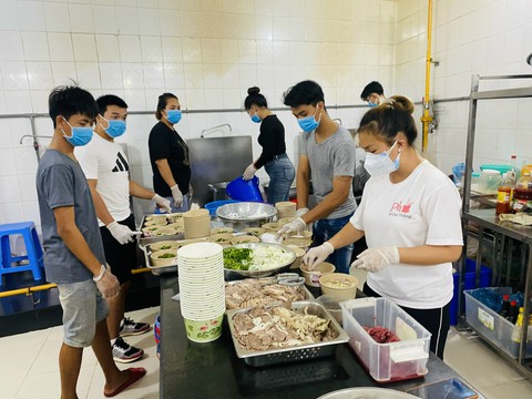 Phở ngon cùng Xuân yêu thương đến với trung tâm bảo trợ trẻ em - Ảnh 2. Phở ngon cùng Xuân yêu thương đến với trung tâm bảo trợ trẻ em - Ảnh 2.