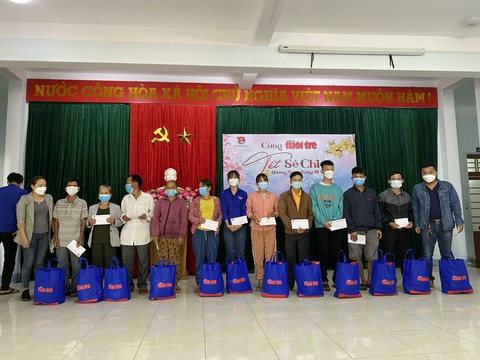 Quà xuân Tết sẻ chia đến với học sinh, người dân Quảng Nam - Ảnh 6. Quà xuân Tết sẻ chia đến với học sinh, người dân Quảng Nam - Ảnh 6.