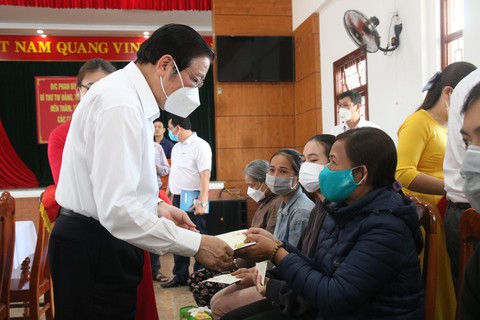Trưởng Ban Nội chính Trung ương thăm và tặng quà Tết ở Quảng Nam - Ảnh 1. Trưởng Ban Nội chính Trung ương thăm và tặng quà Tết ở Quảng Nam - Ảnh 1.