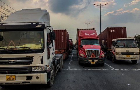 Container kẹt cứng trên xa lộ Hà Nội, Thủ Đức, 4 tiếng lết được vài trăm mét - Ảnh 2. Container kẹt cứng trên xa lộ Hà Nội, Thủ Đức, 4 tiếng lết được vài trăm mét - Ảnh 2.
