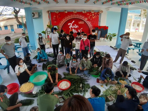 Lưu học sinh Lào và Campuchia háo hức tập gói bánh chưng Việt - Ảnh 7. Lưu học sinh Lào và Campuchia háo hức tập gói bánh chưng Việt - Ảnh 7.