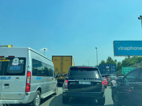 Xe dán thẻ không dừng vẫn phải trả tiền mặt trên cao tốc TP.HCM - Long Thành, vì sao? - Ảnh 1. Xe dán thẻ không dừng vẫn phải trả tiền mặt trên cao tốc TP.HCM - Long Thành, vì sao? - Ảnh 1.