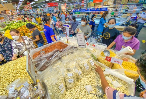 Hàng hóa Tết: Chi ít tiền vẫn được đồ ngon - Ảnh 1. Hàng hóa Tết: Chi ít tiền vẫn được đồ ngon - Ảnh 1.