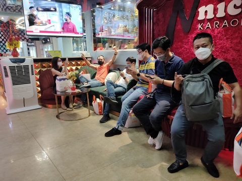 TP.HCM: Karaoke đắt khách nhưng không cháy phòng - Ảnh 2. TP.HCM: Karaoke đắt khách nhưng không cháy phòng - Ảnh 2.