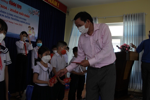 Vượt sóng gió đưa quà Tết đến người nghèo đảo Lý Sơn - Ảnh 5. Vượt sóng gió đưa quà Tết đến người nghèo đảo Lý Sơn - Ảnh 5.