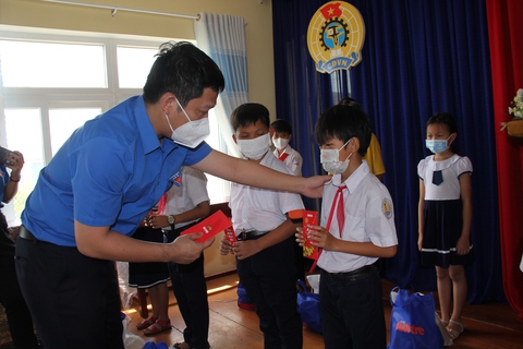 Vượt sóng gió đưa quà Tết đến người nghèo đảo Lý Sơn - Ảnh 3. Vượt sóng gió đưa quà Tết đến người nghèo đảo Lý Sơn - Ảnh 3.