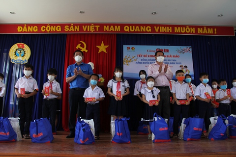 Vượt sóng gió đưa quà Tết đến người nghèo đảo Lý Sơn - Ảnh 2. Vượt sóng gió đưa quà Tết đến người nghèo đảo Lý Sơn - Ảnh 2.
