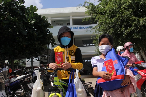 Vượt sóng gió đưa quà Tết đến người nghèo đảo Lý Sơn - Ảnh 4. Vượt sóng gió đưa quà Tết đến người nghèo đảo Lý Sơn - Ảnh 4.