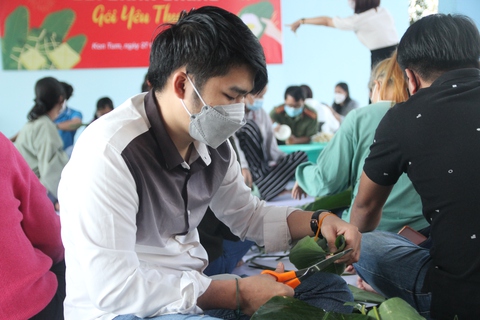 Lưu học sinh Lào và Campuchia háo hức tập gói bánh chưng Việt - Ảnh 1. Lưu học sinh Lào và Campuchia háo hức tập gói bánh chưng Việt - Ảnh 1.