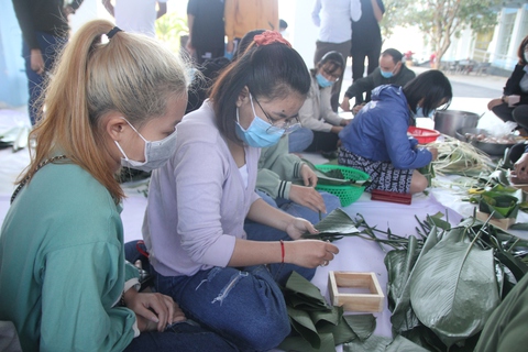 Lưu học sinh Lào và Campuchia háo hức tập gói bánh chưng Việt - Ảnh 2. Lưu học sinh Lào và Campuchia háo hức tập gói bánh chưng Việt - Ảnh 2.