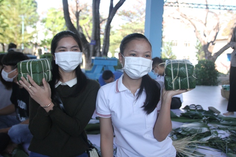 Lưu học sinh Lào và Campuchia háo hức tập gói bánh chưng Việt - Ảnh 5. Lưu học sinh Lào và Campuchia háo hức tập gói bánh chưng Việt - Ảnh 5.