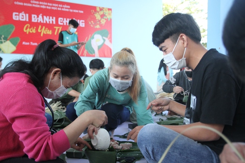 Lưu học sinh Lào và Campuchia háo hức tập gói bánh chưng Việt - Ảnh 4. Lưu học sinh Lào và Campuchia háo hức tập gói bánh chưng Việt - Ảnh 4.