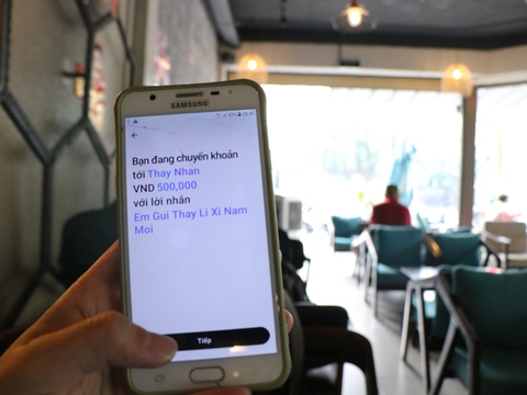 Xin số tài khoản thầy cô để tặng quà Tết, nên không? - Ảnh 1. Xin số tài khoản thầy cô để tặng quà Tết, nên không? - Ảnh 1.