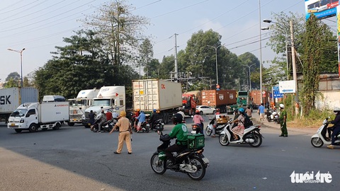Kẹt xe kéo dài, sở đề nghị cảng Trường Thọ giải tỏa hàng, tránh ùn tắc trên xa lộ Hà Nội - Ảnh 7. Kẹt xe kéo dài, sở đề nghị cảng Trường Thọ giải tỏa hàng, tránh ùn tắc trên xa lộ Hà Nội - Ảnh 7.