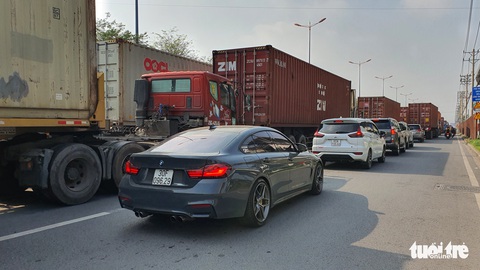 Kẹt xe kéo dài, sở đề nghị cảng Trường Thọ giải tỏa hàng, tránh ùn tắc trên xa lộ Hà Nội - Ảnh 3. Kẹt xe kéo dài, sở đề nghị cảng Trường Thọ giải tỏa hàng, tránh ùn tắc trên xa lộ Hà Nội - Ảnh 3.