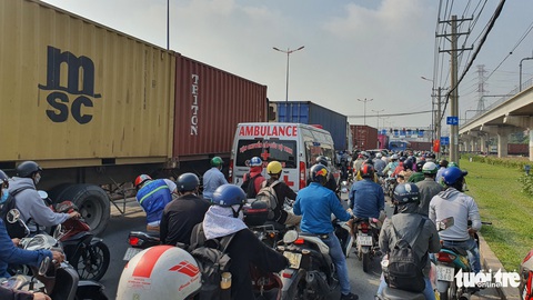 Kẹt xe kéo dài, sở đề nghị cảng Trường Thọ giải tỏa hàng, tránh ùn tắc trên xa lộ Hà Nội - Ảnh 4. Kẹt xe kéo dài, sở đề nghị cảng Trường Thọ giải tỏa hàng, tránh ùn tắc trên xa lộ Hà Nội - Ảnh 4.