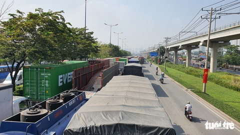 Kẹt xe kéo dài, sở đề nghị cảng Trường Thọ giải tỏa hàng, tránh ùn tắc trên xa lộ Hà Nội - Ảnh 2. Kẹt xe kéo dài, sở đề nghị cảng Trường Thọ giải tỏa hàng, tránh ùn tắc trên xa lộ Hà Nội - Ảnh 2.
