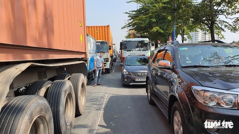 Kẹt xe kéo dài, sở đề nghị cảng Trường Thọ giải tỏa hàng, tránh ùn tắc trên xa lộ Hà Nội - Ảnh 6. Kẹt xe kéo dài, sở đề nghị cảng Trường Thọ giải tỏa hàng, tránh ùn tắc trên xa lộ Hà Nội - Ảnh 6.