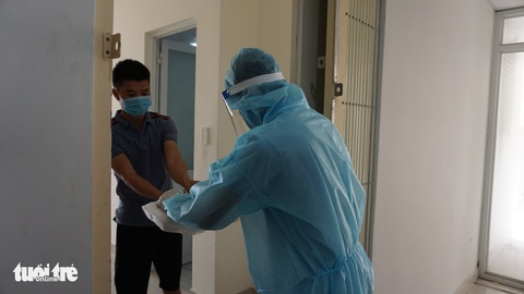 TP.HCM kiến nghị cho người nhập cảnh mắc COVID-19 dạng nhẹ cách ly tại nhà - Ảnh 1. TP.HCM kiến nghị cho người nhập cảnh mắc COVID-19 dạng nhẹ cách ly tại nhà - Ảnh 1.