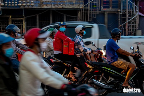 Người miền Tây tranh thủ về đón Tết sớm, xe cộ ngập đường - Ảnh 5. Người miền Tây tranh thủ về đón Tết sớm, xe cộ ngập đường - Ảnh 5.