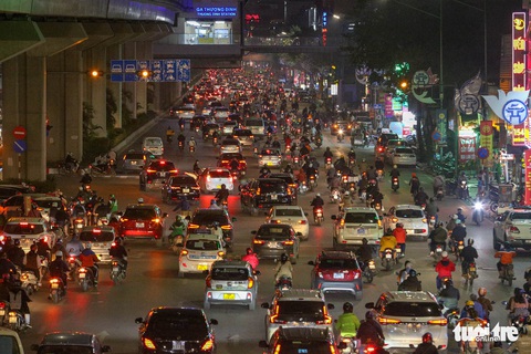 Hà Nội chiều tối 25 Tết: Đường nội thành ùn tắc, bến xe thông thoáng - Ảnh 6. Hà Nội chiều tối 25 Tết: Đường nội thành ùn tắc, bến xe thông thoáng - Ảnh 6.