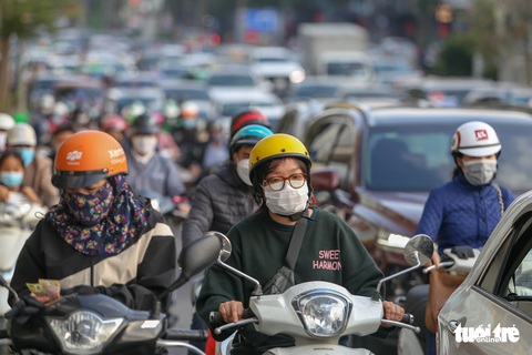 Hà Nội chiều tối 25 Tết: Đường nội thành ùn tắc, bến xe thông thoáng - Ảnh 1. Hà Nội chiều tối 25 Tết: Đường nội thành ùn tắc, bến xe thông thoáng - Ảnh 1.