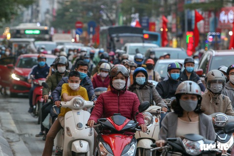 Hà Nội chiều tối 25 Tết: Đường nội thành ùn tắc, bến xe thông thoáng - Ảnh 3. Hà Nội chiều tối 25 Tết: Đường nội thành ùn tắc, bến xe thông thoáng - Ảnh 3.