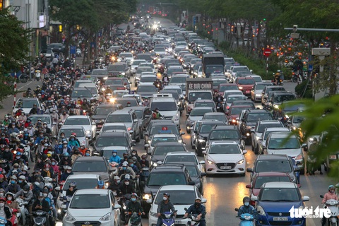 Hà Nội chiều tối 25 Tết: Đường nội thành ùn tắc, bến xe thông thoáng - Ảnh 4. Hà Nội chiều tối 25 Tết: Đường nội thành ùn tắc, bến xe thông thoáng - Ảnh 4.