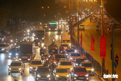 Hà Nội chiều tối 25 Tết: Đường nội thành ùn tắc, bến xe thông thoáng - Ảnh 9. Hà Nội chiều tối 25 Tết: Đường nội thành ùn tắc, bến xe thông thoáng - Ảnh 9.