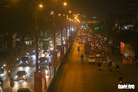 Hà Nội chiều tối 25 Tết: Đường nội thành ùn tắc, bến xe thông thoáng - Ảnh 10. Hà Nội chiều tối 25 Tết: Đường nội thành ùn tắc, bến xe thông thoáng - Ảnh 10.