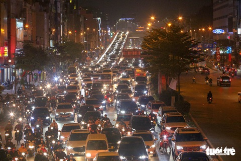 Hà Nội chiều tối 25 Tết: Đường nội thành ùn tắc, bến xe thông thoáng - Ảnh 5. Hà Nội chiều tối 25 Tết: Đường nội thành ùn tắc, bến xe thông thoáng - Ảnh 5.