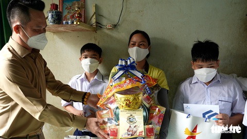 ‘Cả đêm qua con không ngủ vì mong được gặp mấy cô chú’ - Ảnh 1. ‘Cả đêm qua con không ngủ vì mong được gặp mấy cô chú’ - Ảnh 1.