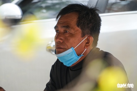 Mai Tết ở Hà Nội chưa năm nào vắng khách như năm nay, người bán lo lỗ - Ảnh 1. Mai Tết ở Hà Nội chưa năm nào vắng khách như năm nay, người bán lo lỗ - Ảnh 1.