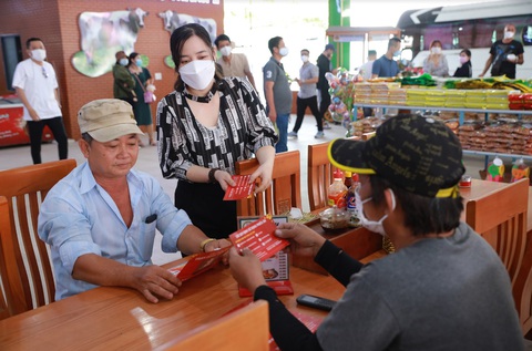 Trạm đoàn viên Bia Việt tiếp sức hàng ngàn người về quê đón Tết - Ảnh 2. Trạm đoàn viên Bia Việt tiếp sức hàng ngàn người về quê đón Tết - Ảnh 2.