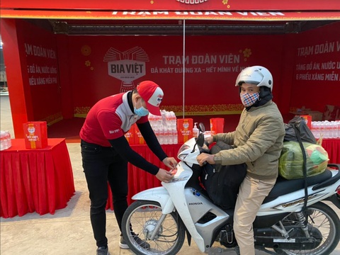 Trạm đoàn viên Bia Việt tiếp sức hàng ngàn người về quê đón Tết - Ảnh 1. Trạm đoàn viên Bia Việt tiếp sức hàng ngàn người về quê đón Tết - Ảnh 1.