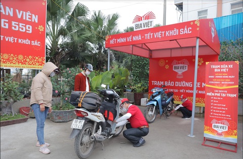 Trạm đoàn viên Bia Việt tiếp sức hàng ngàn người về quê đón Tết - Ảnh 3. Trạm đoàn viên Bia Việt tiếp sức hàng ngàn người về quê đón Tết - Ảnh 3.