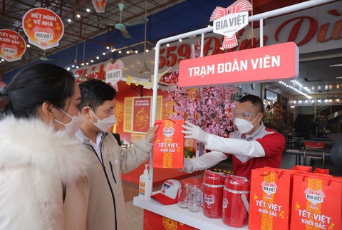 Trạm đoàn viên Bia Việt tiếp sức hàng ngàn người về quê đón Tết - Ảnh 4. Trạm đoàn viên Bia Việt tiếp sức hàng ngàn người về quê đón Tết - Ảnh 4.