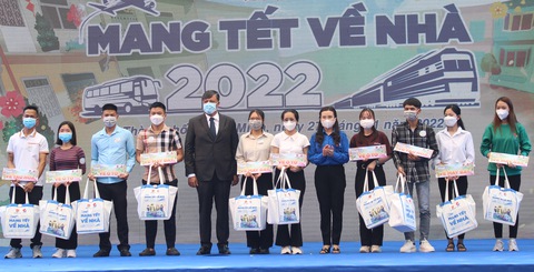 Sinh viên háo hức về quê với vé máy bay khứ hồi miễn phí - Ảnh 4. Sinh viên háo hức về quê với vé máy bay khứ hồi miễn phí - Ảnh 4.