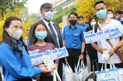 Sinh viên háo hức về quê với vé máy bay khứ hồi miễn phí - Ảnh 1. Sinh viên háo hức về quê với vé máy bay khứ hồi miễn phí - Ảnh 1.