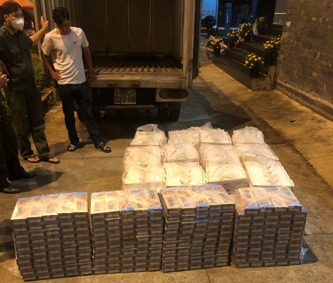 Tài xế mang theo súng chở hơn 7.000 gói thuốc lá lậu bị bắt - Ảnh 1. Tài xế mang theo súng chở hơn 7.000 gói thuốc lá lậu bị bắt - Ảnh 1.